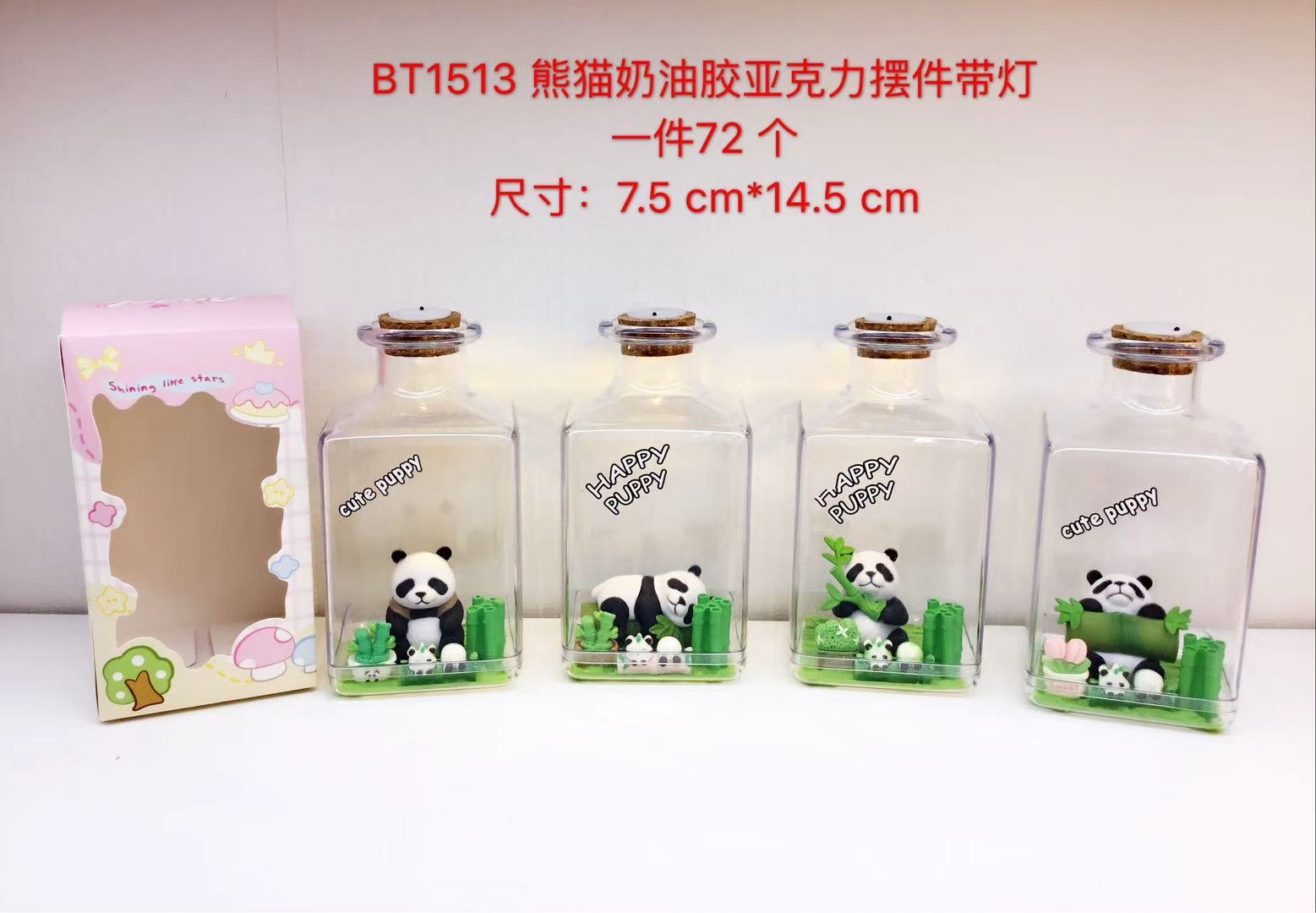 这是一款熊猫主题漂流瓶微景观摆件，属于创意桌面装饰类文创产品。文创节日礼品详情图1